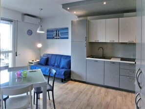 Kühlschrank, Mikrowelle, Herdplatte, Kochgeschirr/Geschirr/Besteck