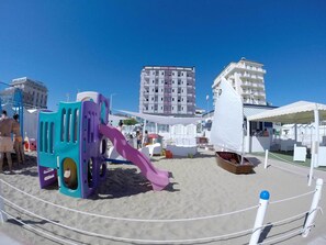 子供用の遊び場 - 屋外