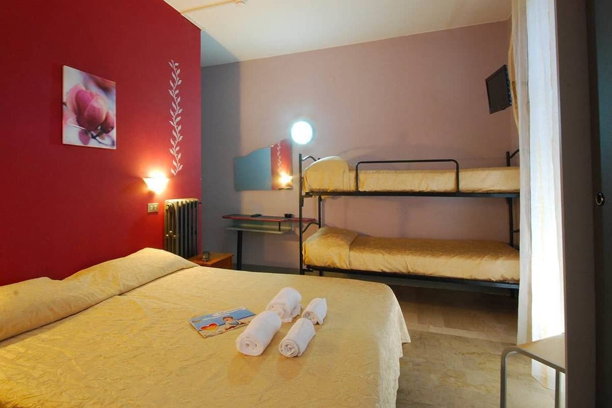 Habitación cuádruple, vista al mar | Cunas gratuitas y wifi gratis