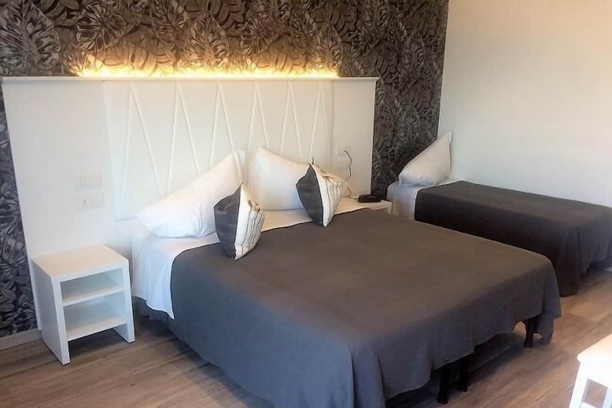 Habitación triple, vista al mar | Cunas gratuitas y wifi gratis