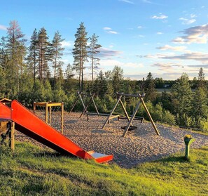 Lasten leikkialue ulkona