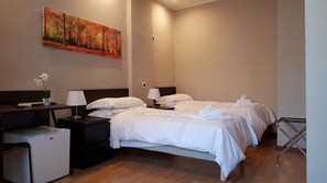 迷你吧、客房内保险箱、办公桌、遮光窗帘