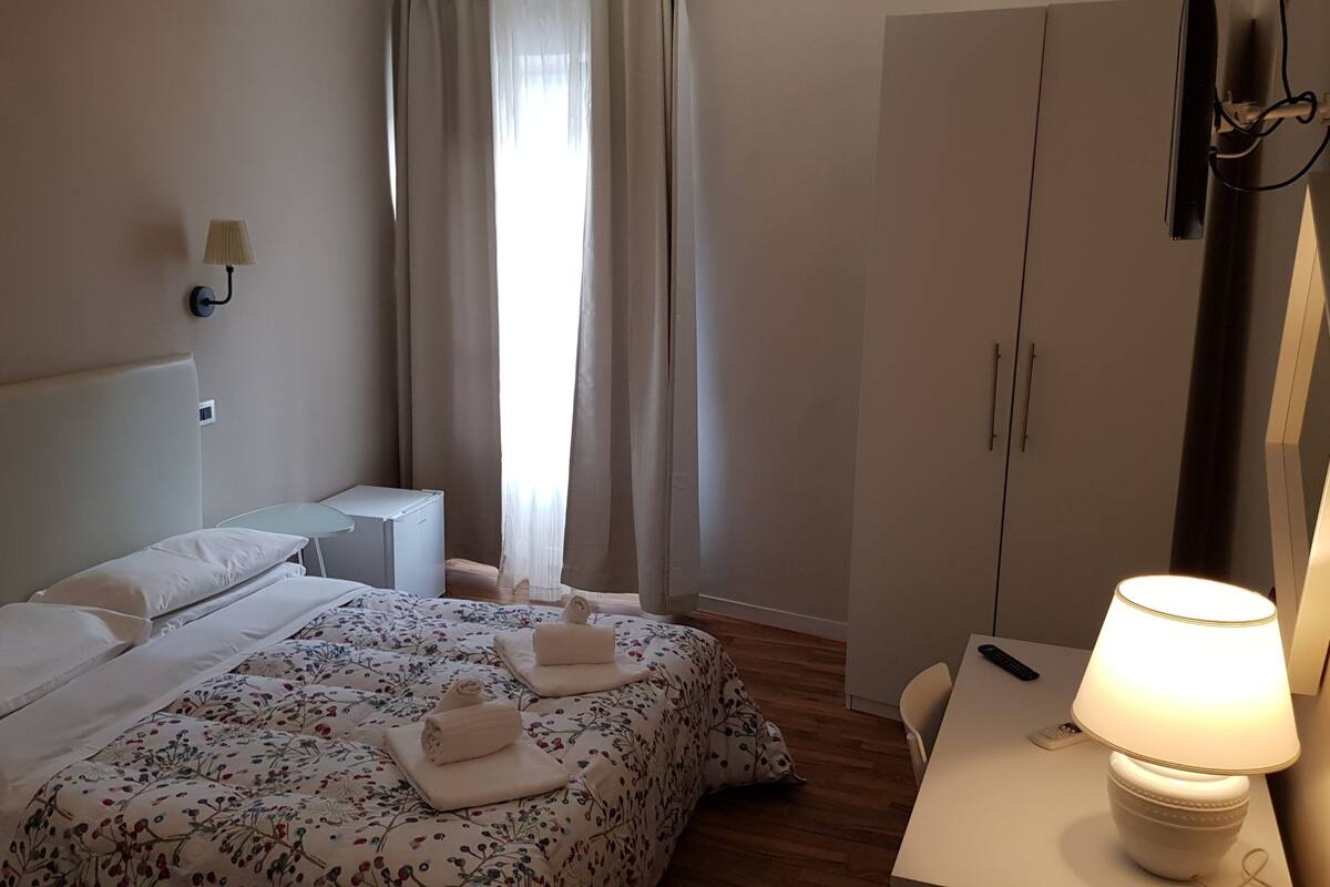 Basic Triple Room | Minibar, in-room safe, desk, blackout drapes