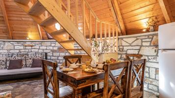 Tủ lạnh, lò nướng, ấm điện, dụng cụ nấu nướng/bát dĩa/dao nĩa