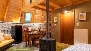 Una habitación acogedora con chimenea de piedra, muebles de madera y una cama.