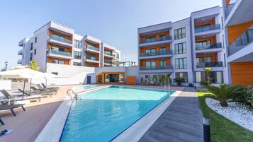 Piscina externa, funciona das 8h às 20h, guarda-sóis, espreguiçadeiras