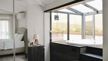 Honeymoon Suit with Jacuzzi | Soundproofing, iron/ironing board, free WiFi, bed sheets