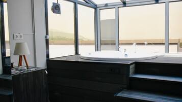 Duplex Suite with Jacuzzi | Soundproofing, iron/ironing board, free WiFi, bed sheets