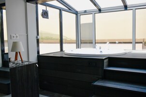 Duplex Suite with Jacuzzi | Sistema de insonorización, tabla de planchar con plancha, wifi gratis