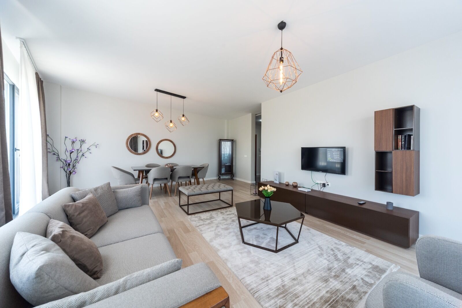 Télévision LCD de 110 cm avec chaînes par câble