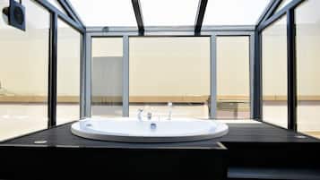 Honeymoon Suit with Jacuzzi | Soundproofing, iron/ironing board, free WiFi, bed sheets