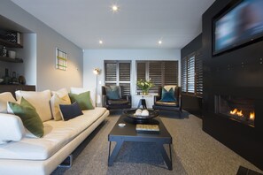 Departamento, 2 habitaciones | Área de sala de estar | Televisión de pantalla plana de 30 pulgadas con canales digitales 