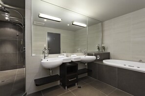 Apartamento, 4 habitaciones | Baño | Bañera y ducha independientes y bañera profunda