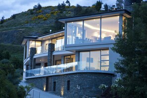 Front of property – evening/night - Lakes Views at Aspen House (Queenstown)