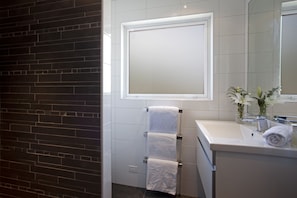 Bathroom - Casa Vista Apartment (Queenstown)