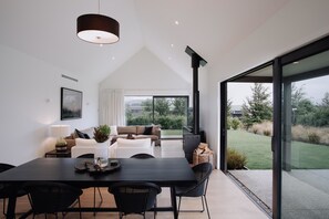 House, 4 Bedrooms | Living area