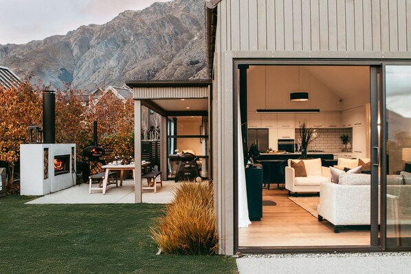 المنشأة من الخارج