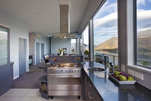 House, 3 Bedrooms | Living area - Highview (Queenstown)