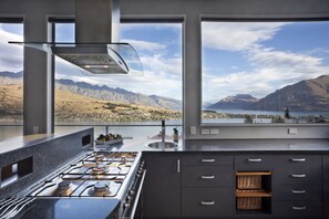 House, 3 Bedrooms | Private kitchen - Highview (Queenstown)