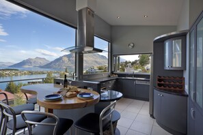 House, 3 Bedrooms | In-room dining