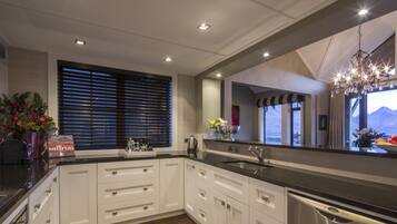 Rumah, 3 kamar tidur | Dapur pribadi | Lemari es besar, microwave, oven, dan kompor