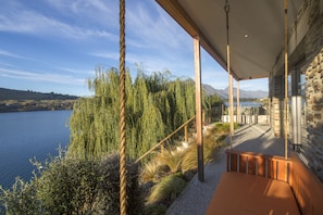 Terrace/patio - Kohanga Luxury Lakeside Villa (Queenstown)