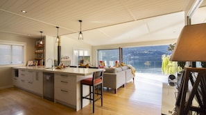 House, 4 Bedrooms | Living area