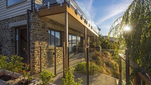 Front of property - Kohanga Luxury Lakeside Villa (Queenstown)