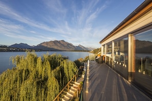 View from room - Kohanga Luxury Lakeside Villa (Queenstown)