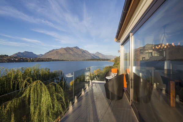 House, 4 Bedrooms | Lake view