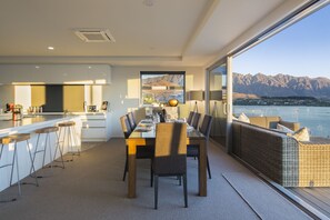 House, 4 Bedrooms | In-room dining