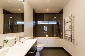 Bathroom - Penthouse on Hallenstein (Queenstown)
