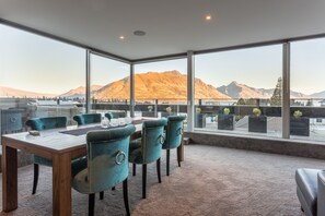 Apartment, 4 Bedrooms | In-room dining