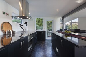 House, 3 Bedrooms | Private kitchen