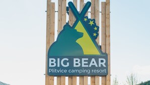 Ein Holzschild für den Big Bear Plitvice Campingplatz.