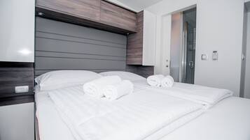 Caja de seguridad en la habitación y espacio para trabajar con laptop