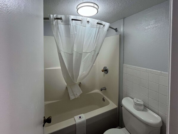Duschwanne, Handtücher, Seife, Toilettenpapier