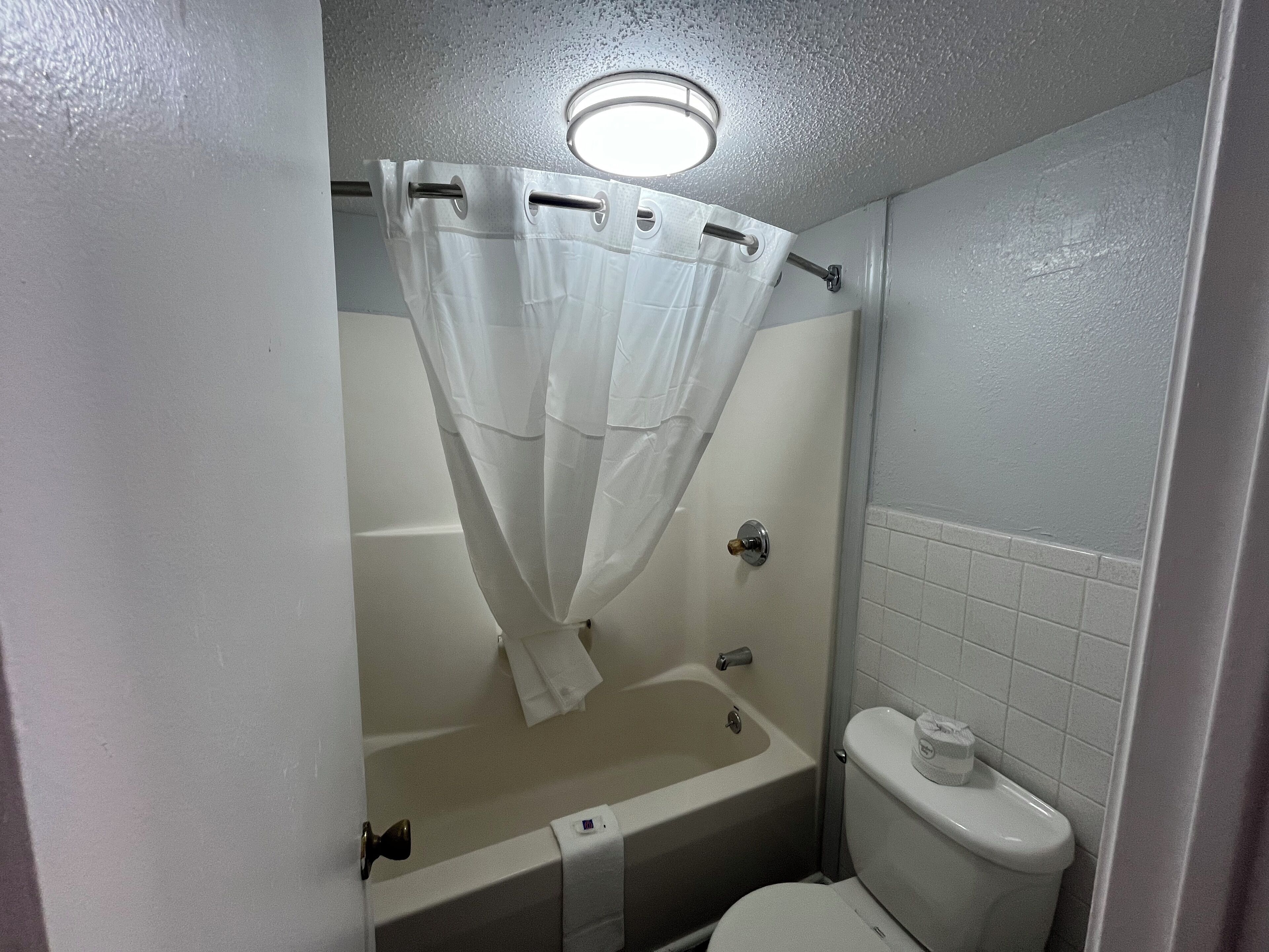 Ensemble douche/baignoire, serviettes fournies