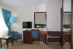 Einzelzimmer | Wohnbereich | LCD-Fernseher