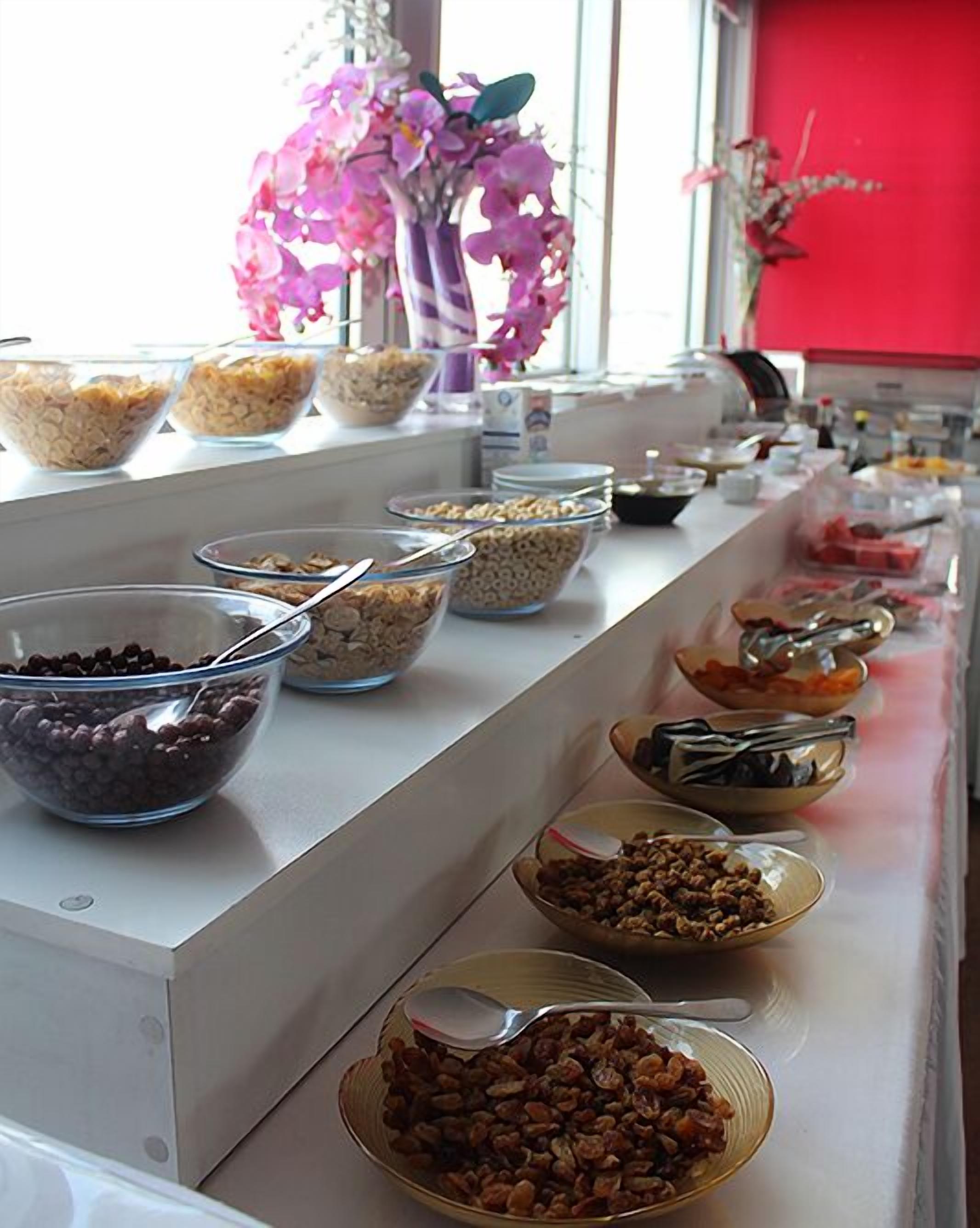 Una mesa de buffet con diversos alimentos en cuencos y recipientes.
