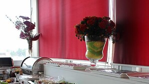 Ein reichhaltiges Buffet mit verschiedenen Speisen und einer Blumenvase.