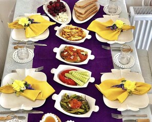 Daily full breakfast (TRY 20 per person)