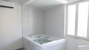 Kamar Double Mewah | Selimut bulu angsa, Wi-Fi gratis, dan seprai linen