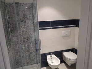 Sèche-cheveux, serviettes fournies