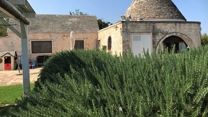 Un bâtiment en pierre doté d’un toit conique, d’une porte et d’une fenêtre.
