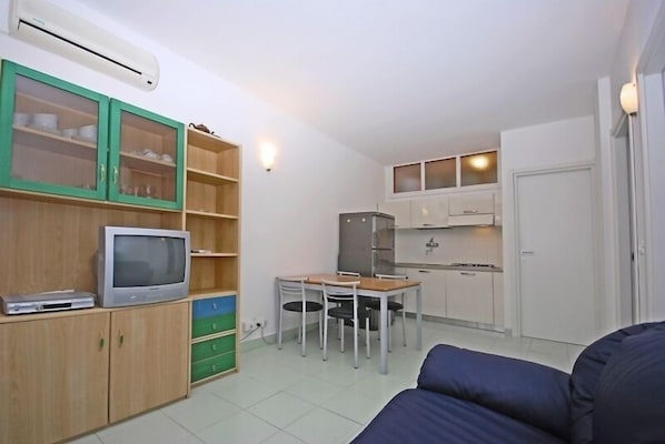 Departamento, 2 habitaciones | Área de sala de estar | Televisión 