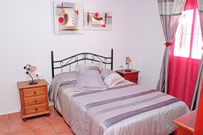 2 عدّة غرف نوم ومكواة/لوح كي وملاءات أسرّة