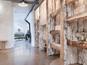 A corridor with rustic wooden walls and a bench in the distance. - Loft unter Tage Essen Rüttenscheid (Essen)