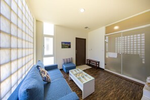 디럭스 쿼드룸 | 거실 공간 | 평면 TV