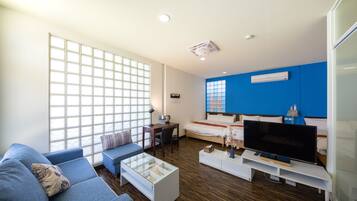 Deluxe Room (6 Guests) | Desk